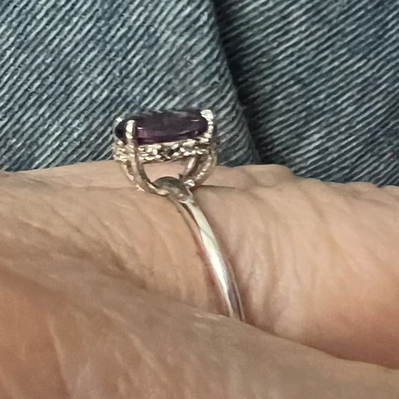 Elegant Alexandrite Gemstone Ring - Picture 2 of 14